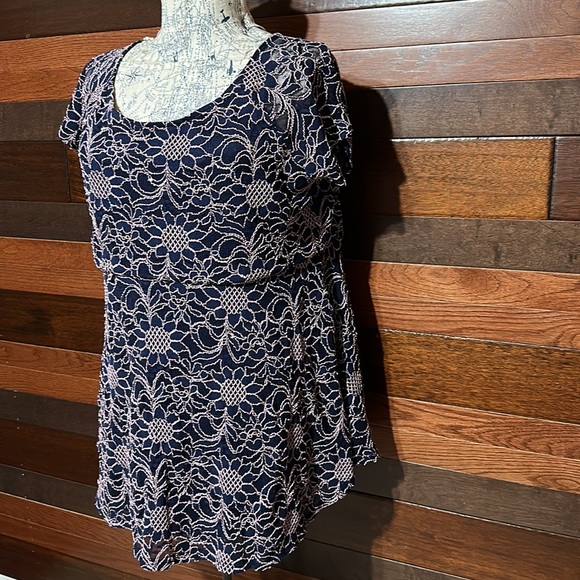 Motherhoo Maternity Stretchy Scoop Neck Short Sleeve Embroidered Floral Blouse - Picture 4 of 9